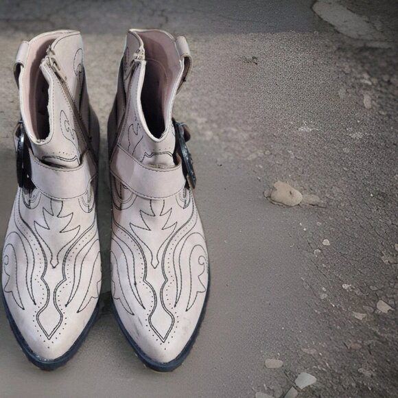 CATO WESTERN COMFORT Women's 9M Pink Faux Leather Silver Buckle Ankle Boots - Picture 2 of 7